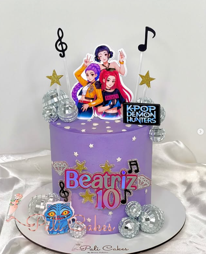 Bolo artesanal decorado pela Pali Cakes