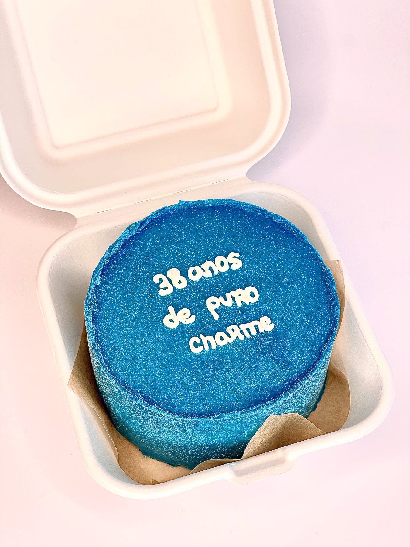 Bento cake azul elegante com mensagem de aniversário produzido pela Pali Cakes