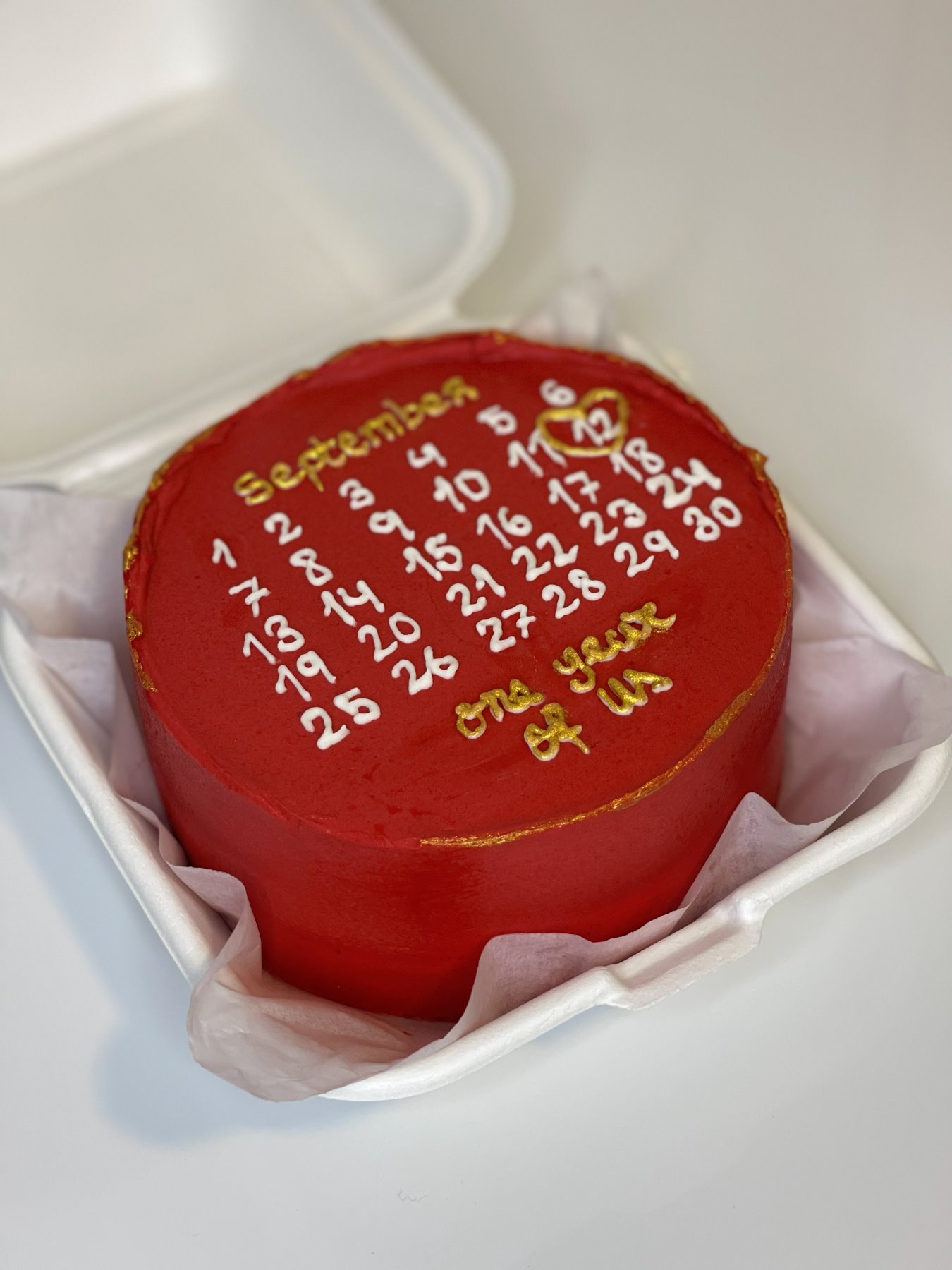 Bento cake com tema de calendário para celebrar um ano de relação produzido pela Pali Cakes