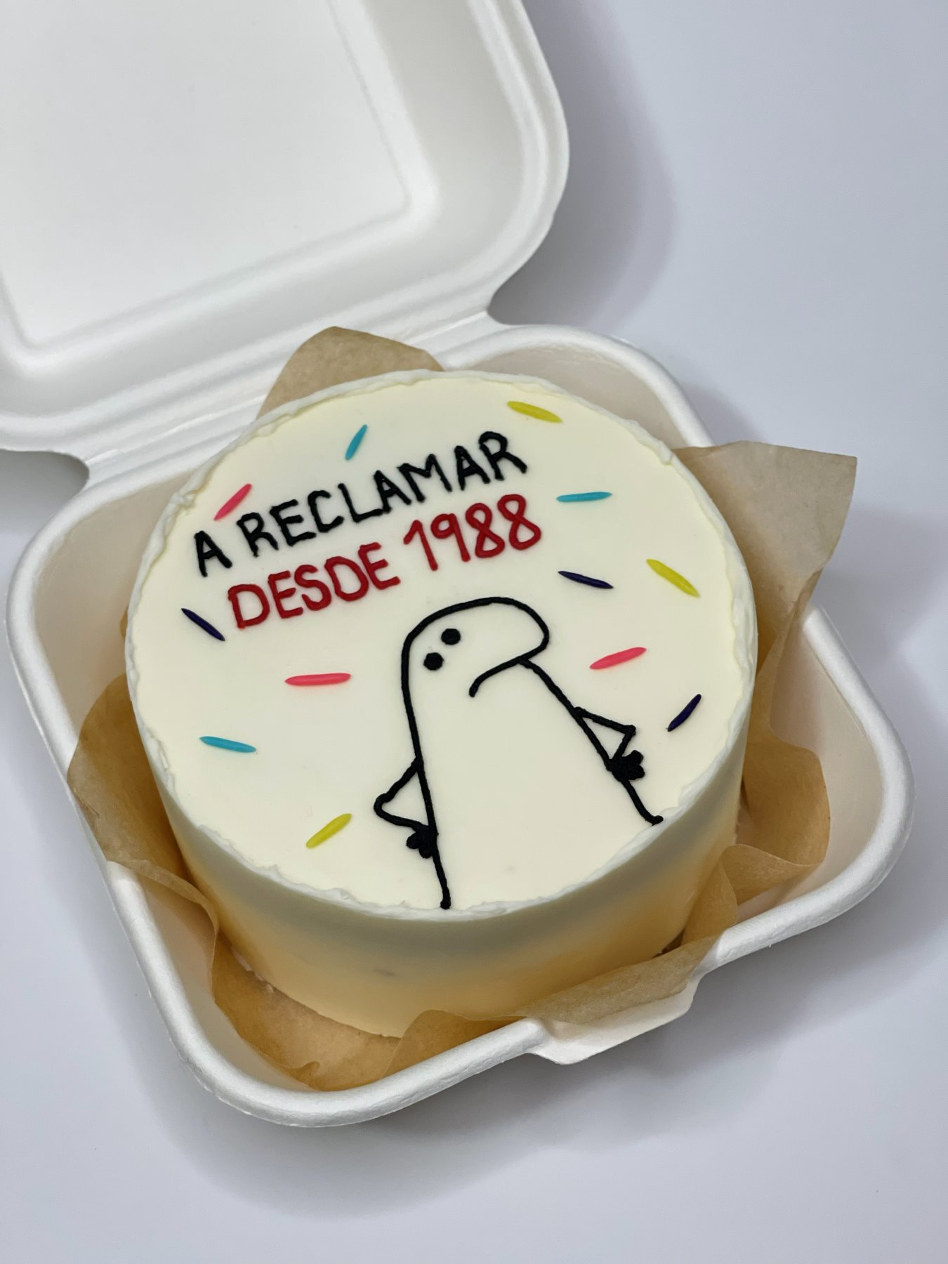 Bento cake pequeno com mensagem bem-humorada produzido pela Pali Cakes