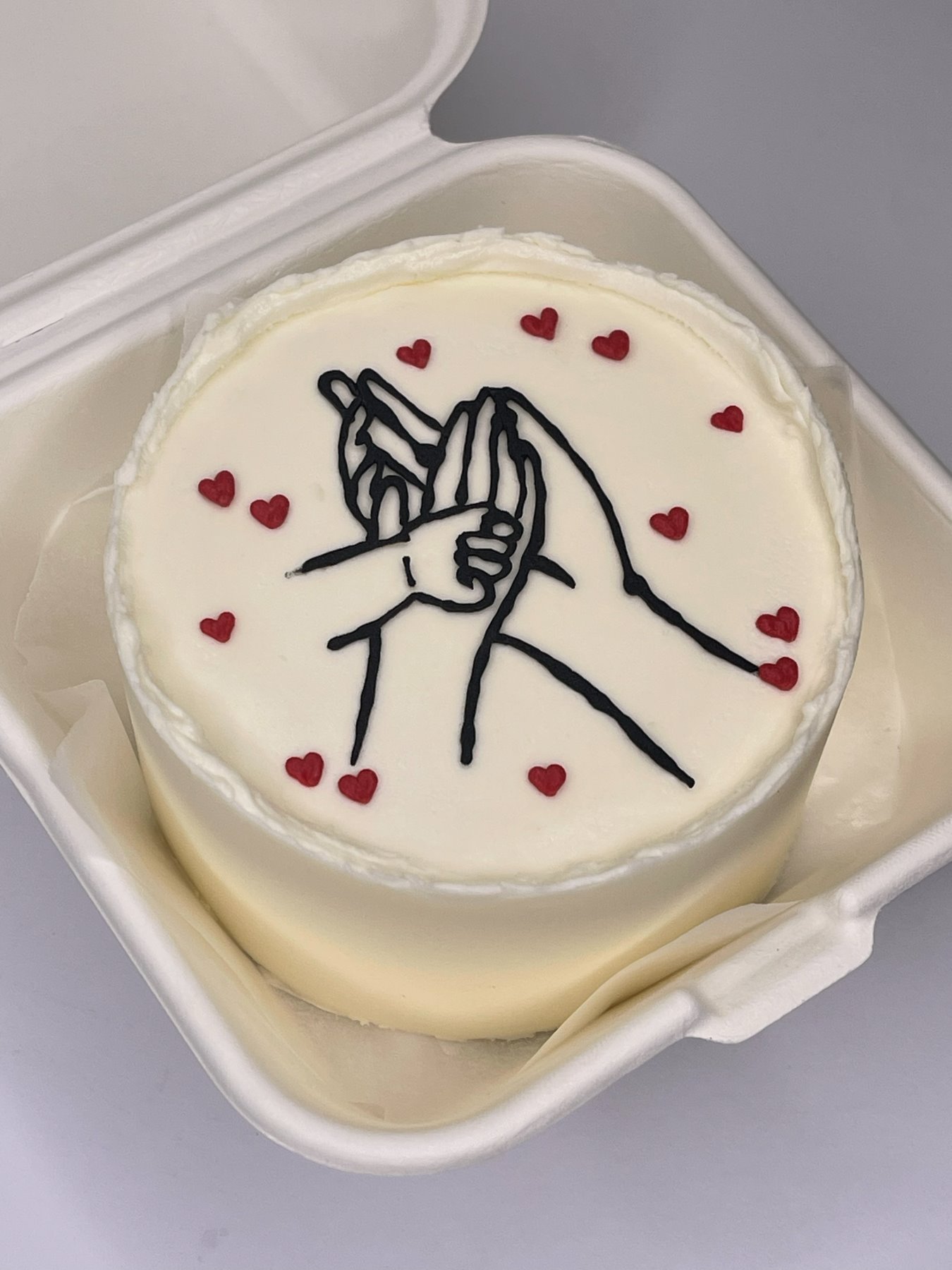 Bento cake decorado com mãos a formar um coração produzido pela Pali Cakes