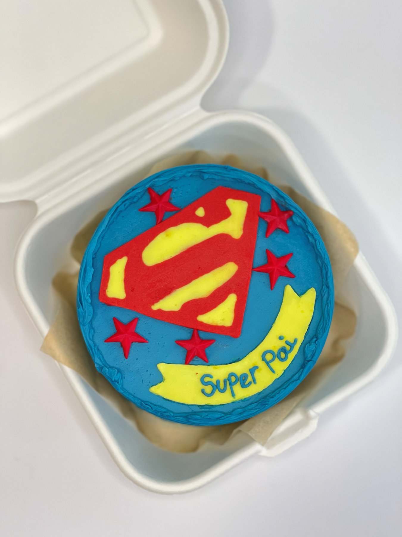 Bento cake colorido com o tema Super Pai produzido pela Pali Cakes