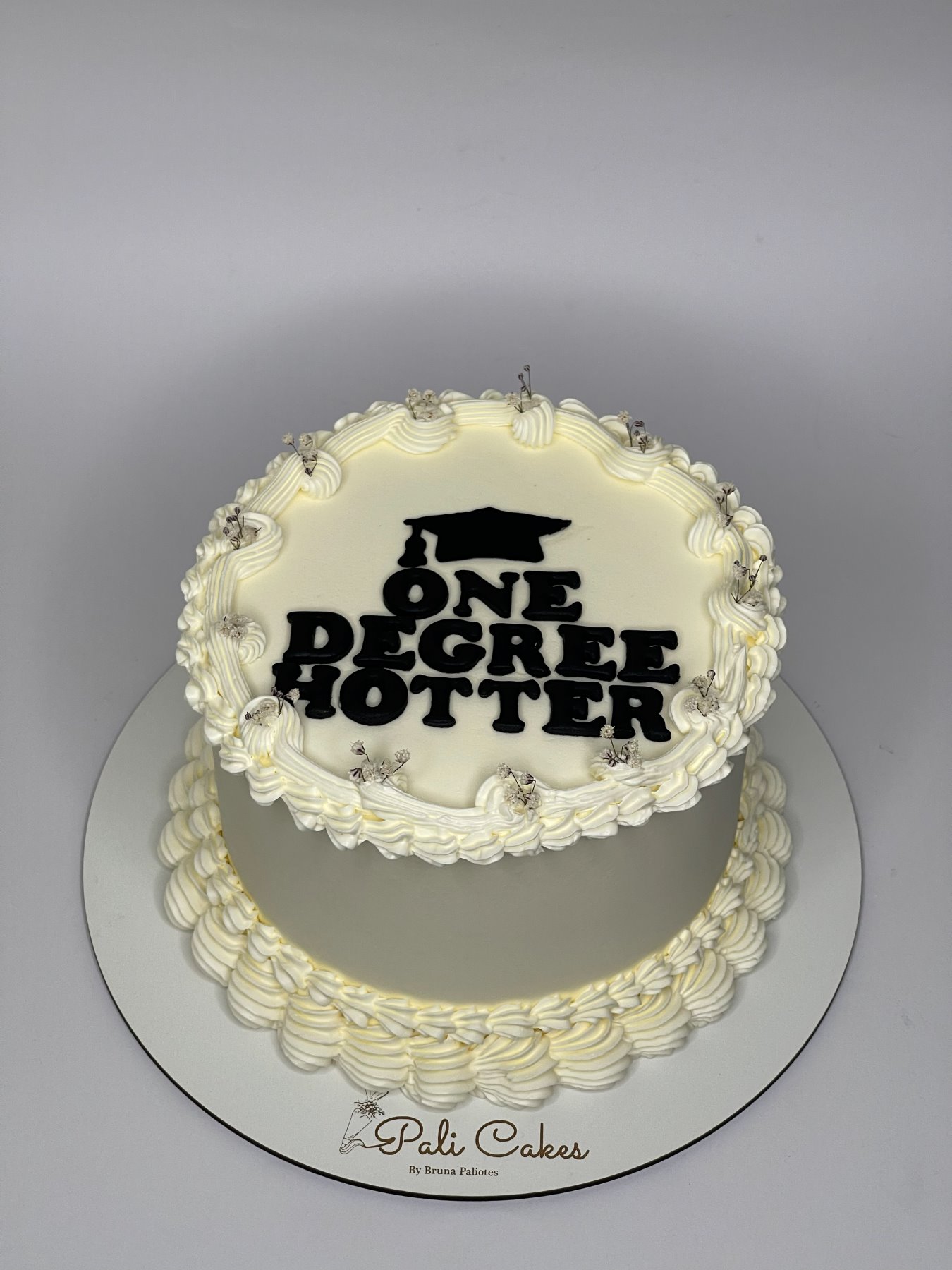 Bolo branco elegante com mensagem de finalistas e flores secas produzido pela Pali Cakes