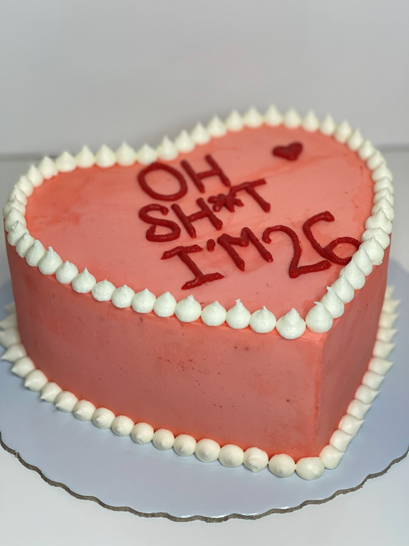 Bolo em formato de coração com mensagem de aniversário bem-humorada produzido pela Pali Cakes