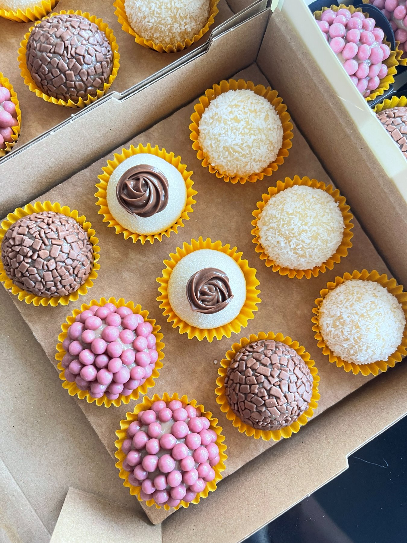 Brigadeiros personalizados produzidos pela Pali Cakes