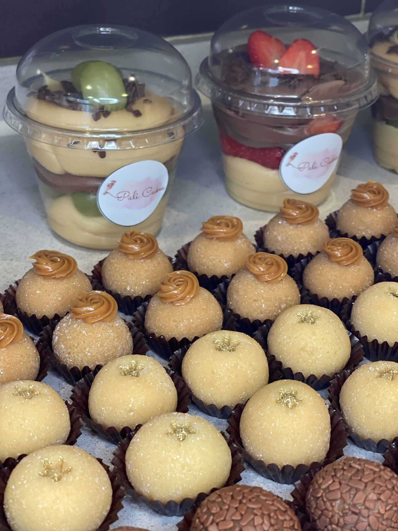 Copos de sobremesa e brigadeiros com a marca Pali Cakes