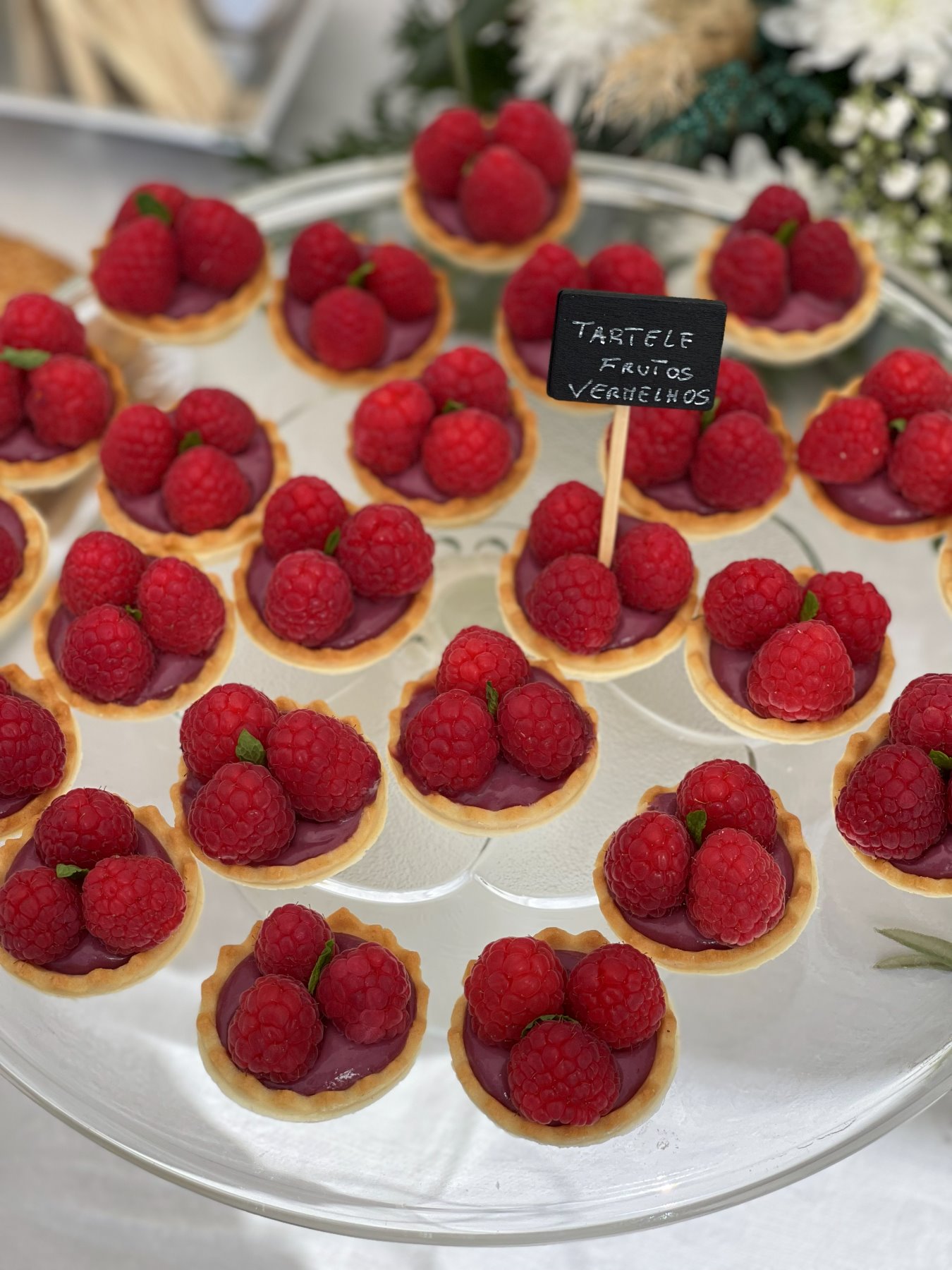 Mesa de tarteletes de frutos vermelhos montada para evento pela Pali Cakes