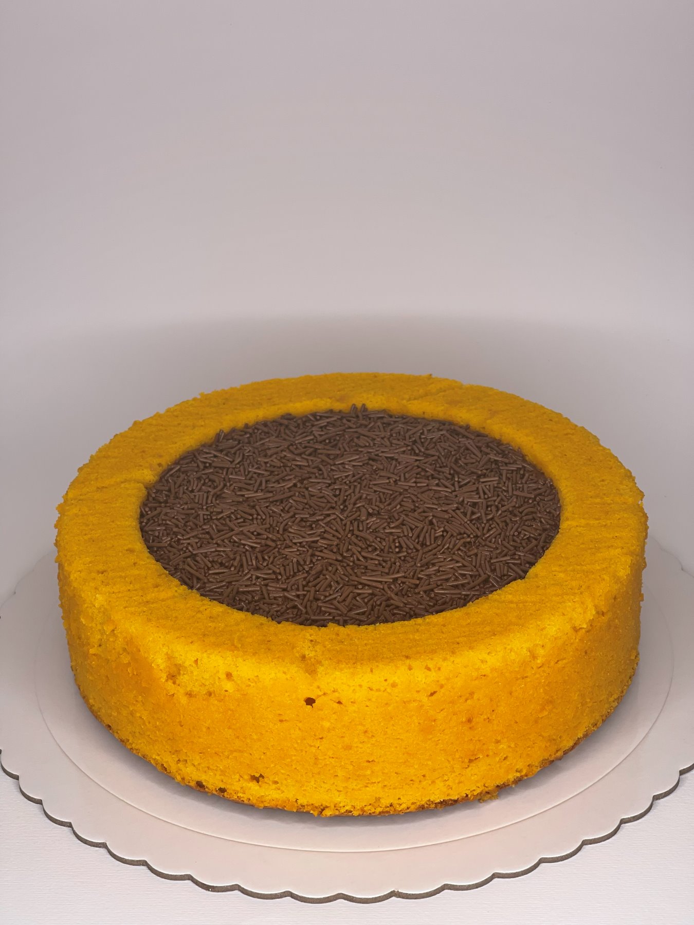 Bolo artesanal coberto com chocolate granulado produzido pela Pali Cakes