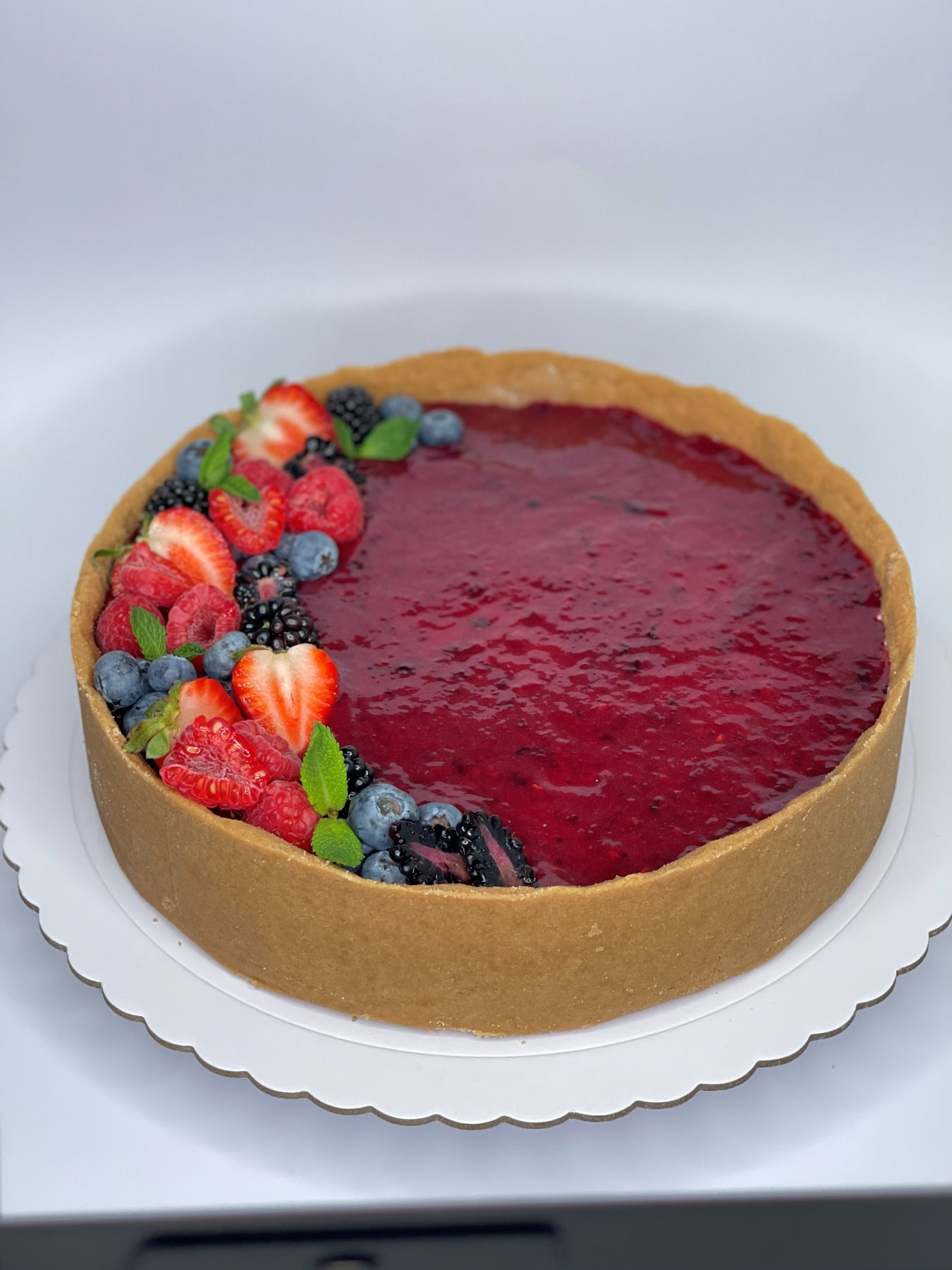 Cheesecake artesanal coberto com frutos vermelhos frescos produzido pela Pali Cakes