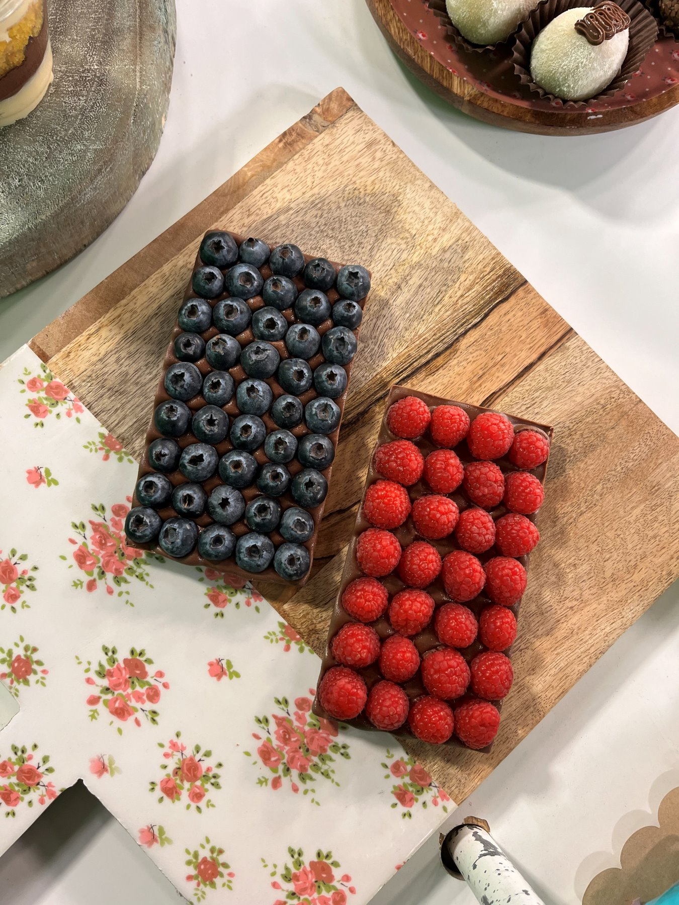 Tabletes de chocolate com frutas